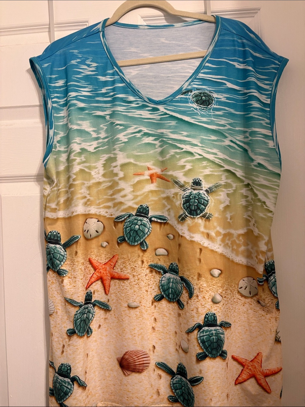 Women's Sea Turtle Print V-Neck Tank Top - Teal Green PtP 25 inches Length 31 in
